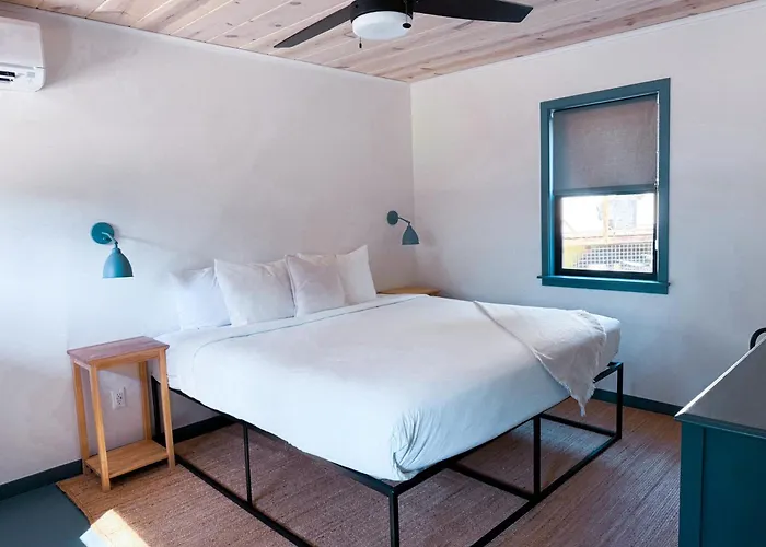 Motel: Piety Hill Cottages